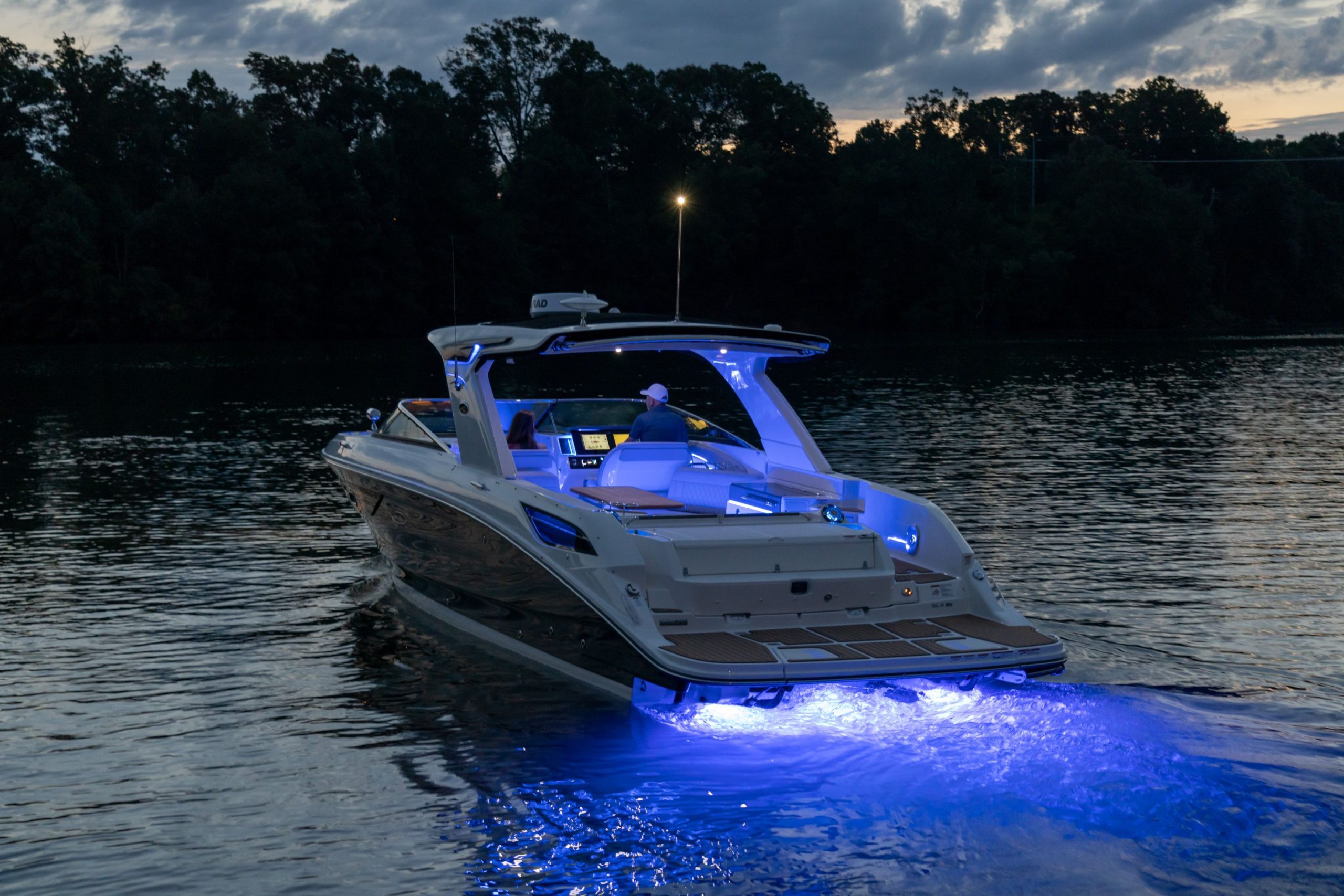 2024-SLX-350-SLX350-lifestyle-port-stern-three-quarter-couple-accent-underwater-lighting-twilight-05503-scaled-1.jpg